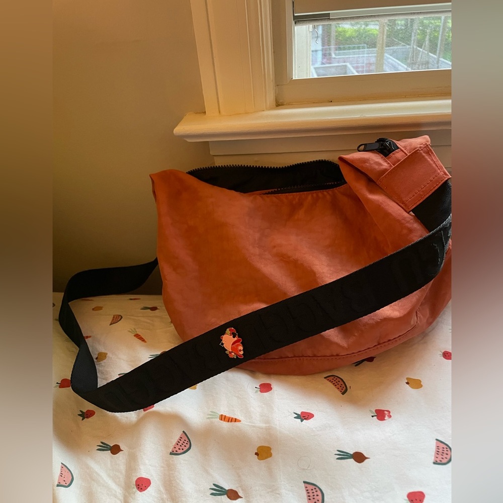 BAGGU RUST MEDIUM CRESCENT BAG EUC